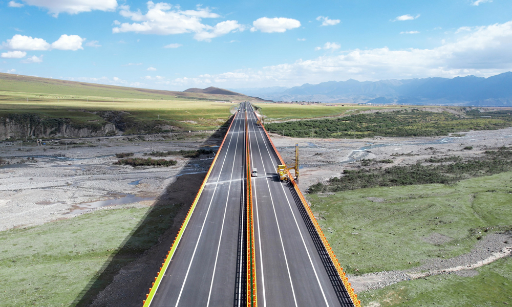 張掖至汶川高速扁都口（甘青界）至門源（克圖）段全長150.08公里，全線采用雙向四車道高速公路標準建設，中鐵十局七公司承建合同段位于門源縣青石嘴鎮浩門，線路穿越“百里油菜花海”，全長26.5公里。開工以來，建設者克服高海拔、高原嚴寒、強紫外線等惡劣自然環境，攻克了水草濕地腐殖土質等諸多技術難題，順利建成公路。建設過程中，項目部始終將生態環保工作擺在首位，對取（棄）土場邊使用邊恢復治理，植被恢復覆蓋率達到95%以上。