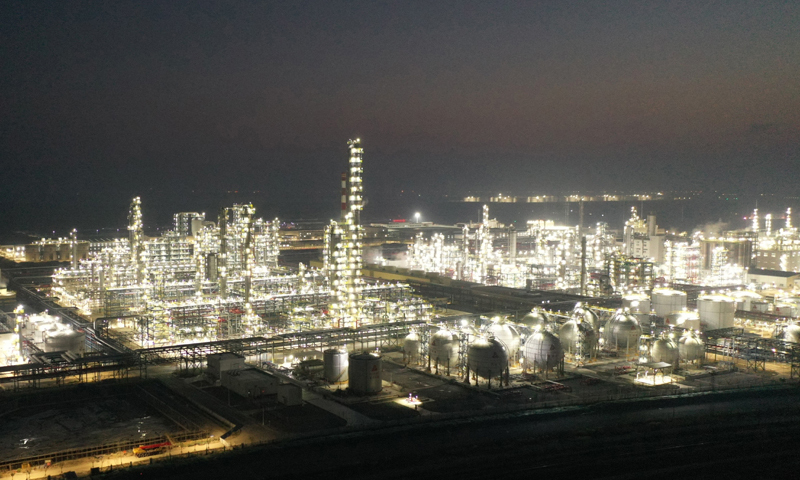 10月19日晚拍攝的天津市濱海新區南港工業區景象（無人機照片）。新華社記者 趙子碩 攝