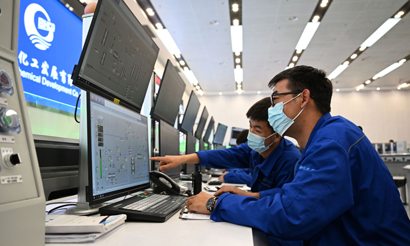 10月19日，天津渤化化工發展有限公司工作人員在生產控制中心查看設備運行情況。新華社記者 趙子碩 攝