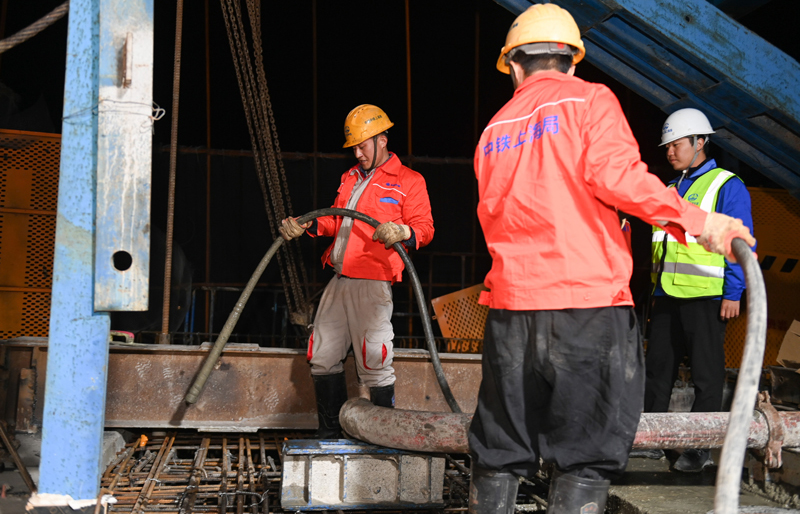 10月20日凌晨，工程技術人員在杭溫鐵路二期工程跨杭黃鐵路特大橋最大跨度連續梁施工現場作業。新華社記者 黃宗治 攝