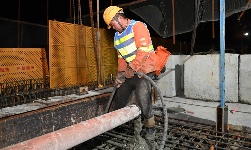 10月20日凌晨，工程技術人員在杭溫鐵路二期工程跨杭黃鐵路特大橋最大跨度連續梁施工現場作業。新華社記者 黃宗治 攝