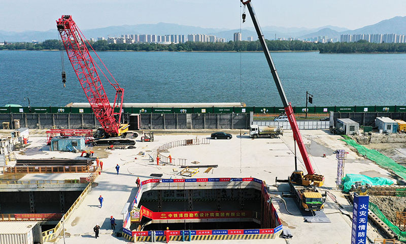 10月24日，直徑15.76米的“富春號”盾構機抵達接收工作井，由中鐵十四局承建、位于浙江省杭州市富陽區的秦望通道工程過江隧道順利穿越富春江，實現貫通。圖為10月24日在浙江省杭州市富陽區拍攝的秦望通道工程過江隧道盾構機接收工作井（無人機照片）。新華社記者 黃宗治 攝