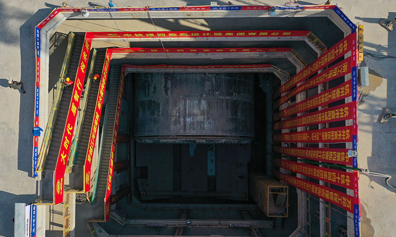 10月24日在浙江省杭州市富陽區拍攝的秦望通道工程過江隧道盾構機接收工作井（無人機照片）。新華社記者 黃宗治 攝