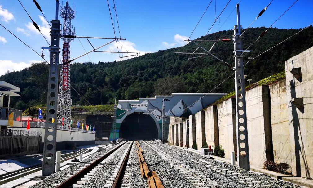 10月24日，隨著無砟道床澆筑完畢，中國中鐵旗下中鐵隧道局承建成昆鐵路復線最長隧道——小相嶺隧道主體工程全面完工。小相嶺隧道位于涼山州越西縣至喜德縣境內，全長21.775千米，小相嶺隧道位于涼山州喜德縣和越西縣境內，穿越10條斷層和2條褶曲，最大埋深1350米，是成昆鐵路復線最長隧道，也被視作全線最難“啃”的“硬骨頭”。?圖為成昆項目主體工程正洞照片。