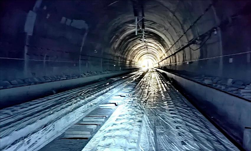 目前，成昆鐵路復線已進入最后沖刺階段，預計今年底實現全線貫通。建成通車后，將穿行大小涼山腹地、攀西地區，在川滇間架起新的鋼鐵通道，密切我國西部地區與東南亞地區的互聯互通。屆時，新老成昆線將客貨分離，時速80公里的老成昆線以貨運為主，時速160公里的新成昆線以客運為主，有利于疏解既有成昆鐵路運輸壓力、增運增收，也將帶動沿線地方經濟發展，實現鄉村振興。圖為成昆項目隧道內的無砟道床。