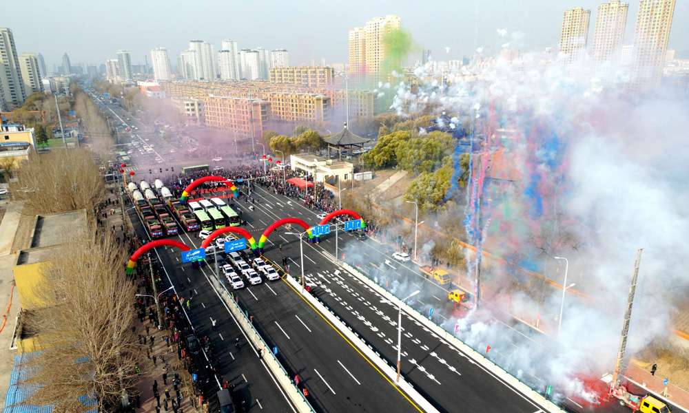 齊齊哈爾民航橋線路全長2.793公里，為采用雙向六車道的城市主干道，設計速度60公里/小時。圖為齊齊哈爾民航橋正式通車。