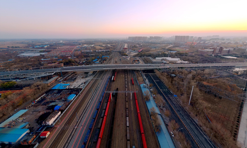 該橋核心工程需跨越運營中的哈齊高鐵、平齊鐵路、貨場線等21股道，以及各類城市管線等受控風險點。為此，設計團隊圍繞高寒地區冬夏溫差大，高寒地區大跨度、大噸位橋梁平面轉體，以及跨鐵施工安全風險高等挑戰進行專題研究，通過增加主橋跨越高度、抗凍混凝土設計、高精度轉體支座安裝及耐久性設計等工藝，確保了雙側總重量55000噸的主橋成功實施毫米級精度轉體，一舉刷新了我國高寒地區同類結構橋梁跨度最大、噸位最重兩項施工紀錄。圖為齊齊哈爾民航橋主橋。
