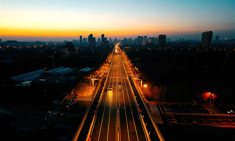 齊齊哈爾民航橋通車后，不僅實現了城市主干路網優化升級，更實現了城市機場、南北火車站和中心城區快速串聯，全方位提升了城市的“空、鐵、公”立體路網功能，促進城市戰略性新興產業園區與城市中心區域產城融合，助力中國東北老工業基地振興發展。圖為齊齊哈爾民航橋通車夜景。
