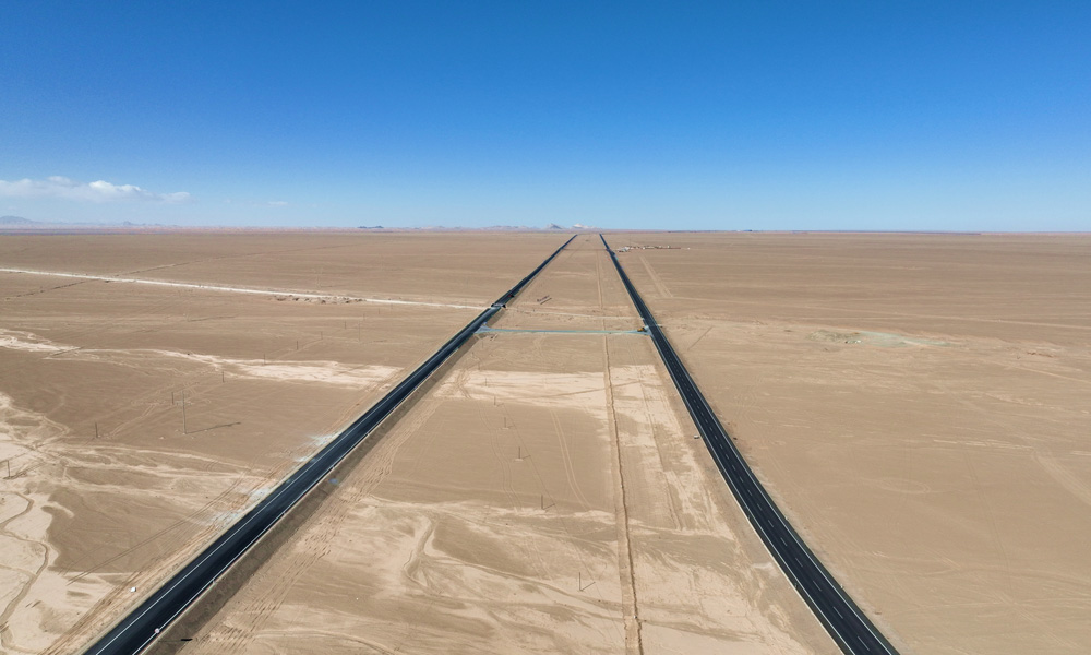 格茫公路擴建工程位于青海省海西蒙古族藏族自治州，全長343.14公里。中鐵五局負責施工的格茫公路1標段全長191公里，自2020年12月15日現場正式施工以來，中鐵五局格茫項目部克服了全線90%以上路段是鹽堿沼澤地質條件、高寒高海拔施工和疫情影響等重重困難，確保了施工安全、工程質量和環境保護。項目負責人介紹，為了保護青海省唯一、世界上海拔最高的胡楊林，線路放棄原有路段，重新修建了胡楊林段。