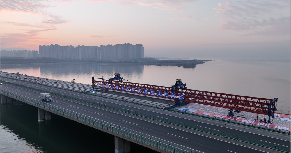 10月30日，由中國鐵建所屬中鐵十四局承建的青蘭高速擴建工程女姑口特大橋跨越膠州灣海域順利合龍，標志著青蘭高速改擴建工程跨海段全部貫通，青島再添一條八車道跨海大通道。圖為項目施工現場。