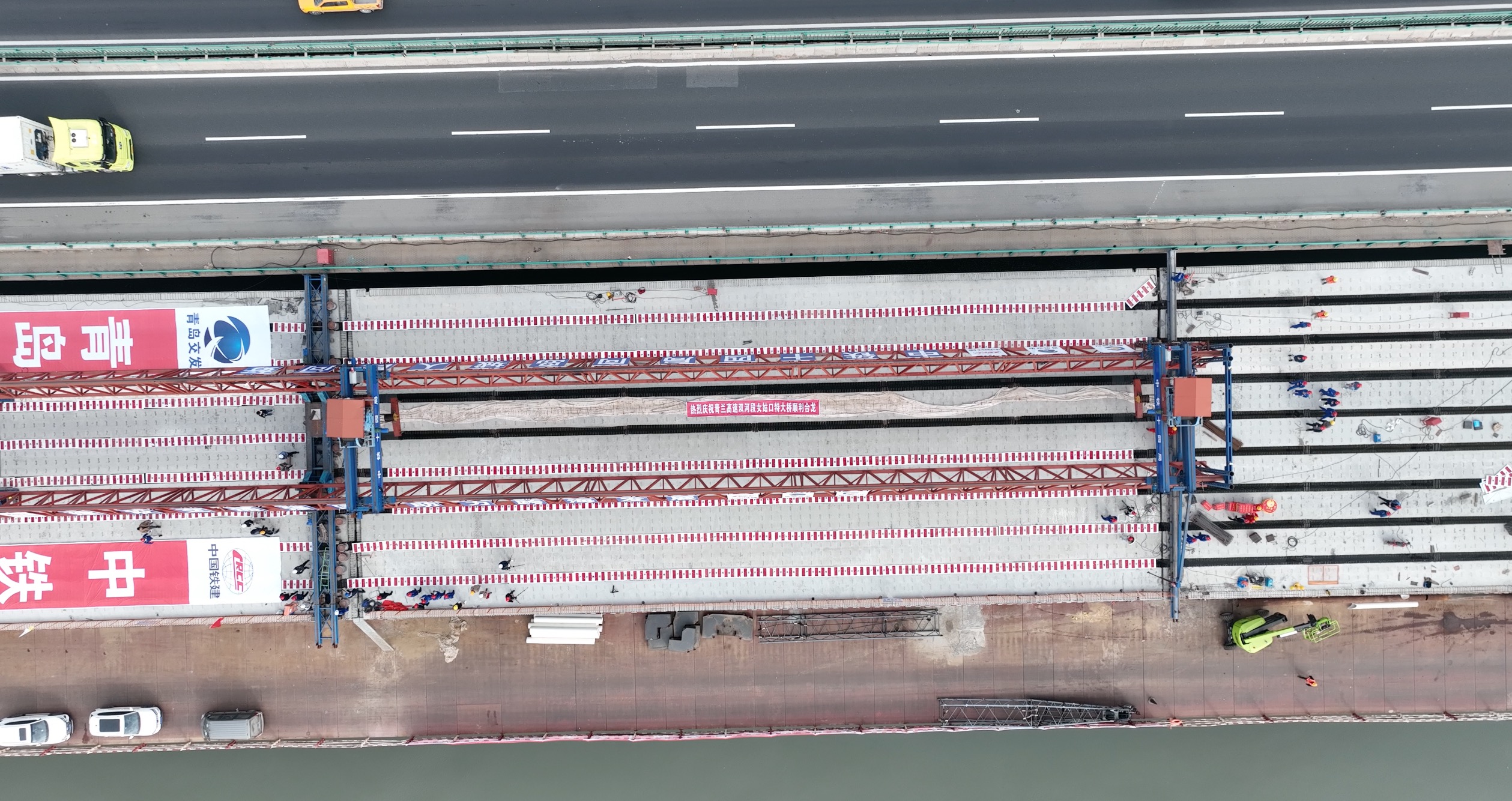 膠州灣內淤泥遍布，施工中穿越淤泥層最深達25米，相當于8層樓的高度，在“芝麻醬”里修橋打樁，當中還夾雜石塊，給橋梁施工造成巨大困難。項目部在海上搭建鋼便橋，架設31個臨時作業平臺，最多時6臺設備同時施工，利用鋼護筒穿越淤泥層，保障橋梁基礎施工安全、品質可靠。圖為項目施工現場。