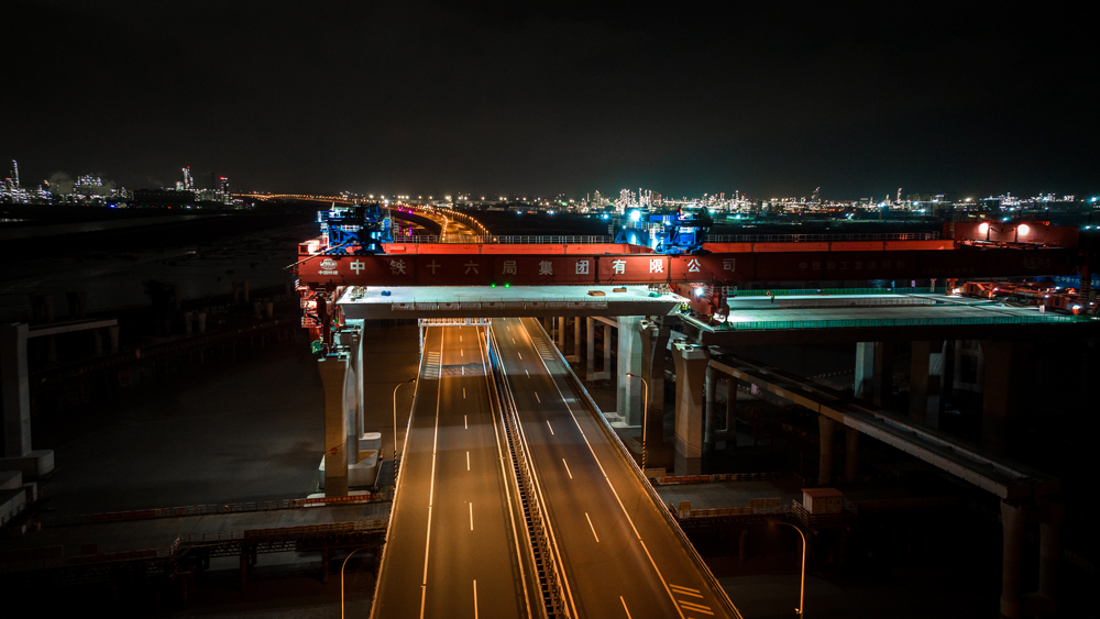 該工程建成后，將大大縮短長三角南翼與上海、江蘇等省市之間的時空距離，極大方便杭州灣沿線，特別是寧波余姚西部、慈溪北部等地市民出行，對完善國家高速公路網和寧波舟山港集疏運網絡，暢通寧波對外通道，促進浙江省海洋經濟發展示范區、長三角一體化發展具有重要意義。圖為跨越金塘大橋施工現場。