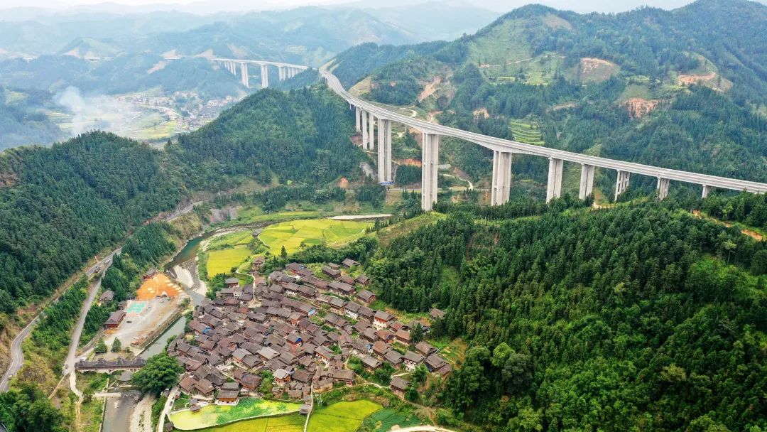 自開通運營以來，劍榕高速總車流量累計約437萬車次，每一名運營人將責任扛在肩上，把使命放在心里，堅守在平凡的崗位上，為打造中交高速品牌貢獻力量。圖為近日拍攝的劍榕高速烏公特大橋。