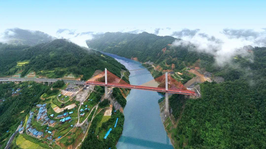 截至目前，劍榕高速運營團隊累計為當地群眾減免通行費用2200萬元，有效帶動黔東南地區經濟發展。此外，收費、監控、機電、服務區等工作人員也均在當地招聘，共解決地方就業300人次。圖為近日拍攝的劍榕高速清水江特大橋。