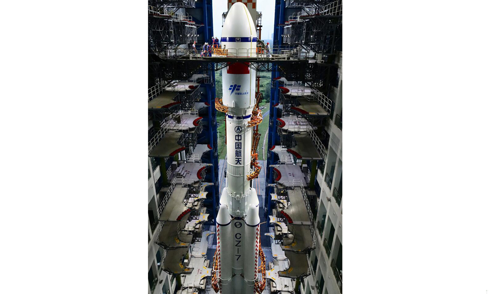 11月9日，天舟五號貨運飛船與長征七號遙六運載火箭組合體在進行垂直轉運前準備。