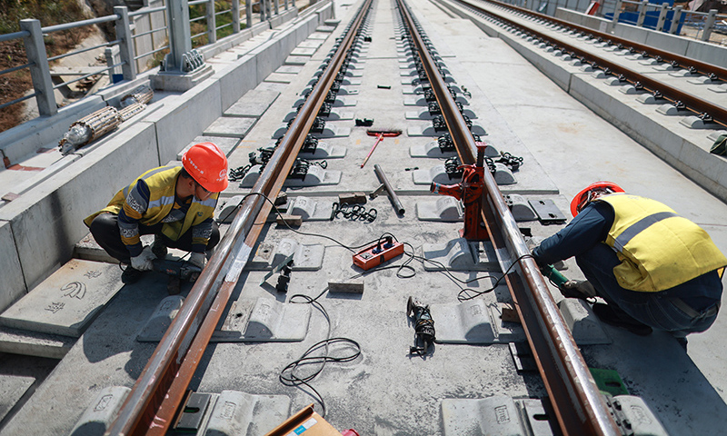 11月11日，中鐵一局員工在貴南高鐵貴州獨山段施工。新華社記者 劉續 攝