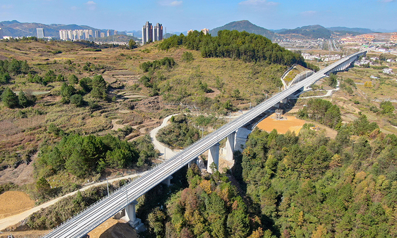 11月11日拍攝的完成鋪軌的貴南高鐵貴州獨山縣部分路段（無人機照片）。新華社記者 劉續 攝