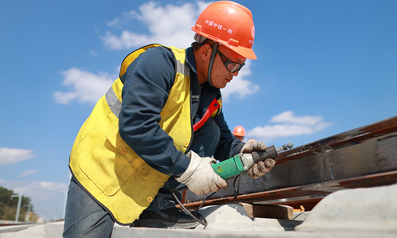 11月11日，中鐵一局員工在貴南高鐵貴州獨山段施工。新華社記者 劉續 攝