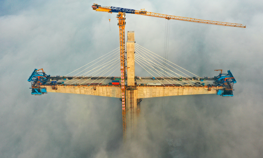 渝昆高鐵是國家中長期鐵路網規劃的“八縱八橫”高鐵網重要組成部分。建成后，將進一步完善國家綜合立體交通網，強化成渝地區雙城經濟圈與滇中地區之間的聯系，大幅壓縮重慶至昆明的鐵路旅行時間，極大改善沿線群眾出行條件，促進沿線經濟社會高質量發展。