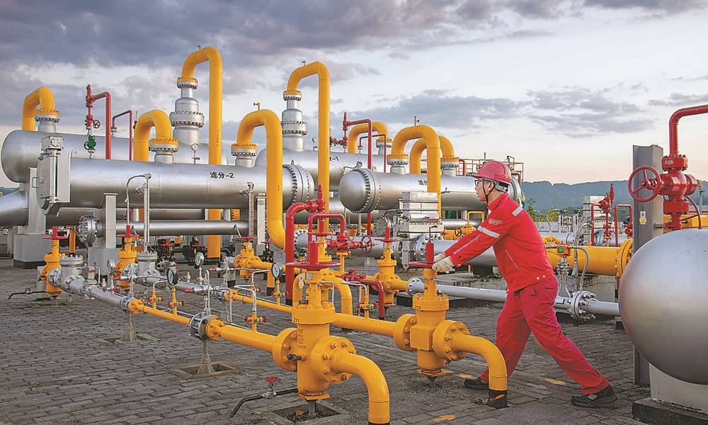 近日，作為川渝地區主力氣源地之一的西南油氣田重慶氣礦開州作業區，增壓機組裝置逐漸進入高位運行期。圖為采輸氣增壓東站員工調節匯管閥門開關。