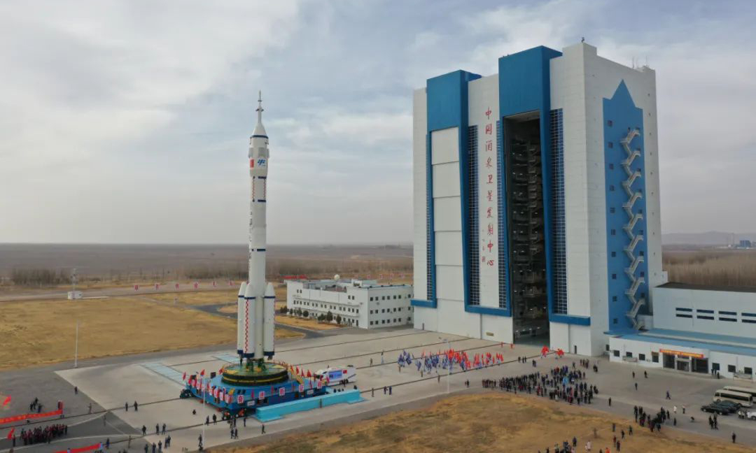 據中國載人航天工程辦公室消息，北京時間2022年11月21日，神舟十五號載人飛船與長征二號F遙十五運載火箭組合體已轉運至發射區。目前，發射場設施設備狀態良好，后續將按計劃開展發射前的各項功能檢查、聯合測試等工作。圖為神舟十五號船箭組合體在垂直轉運中。郝裕彤 攝