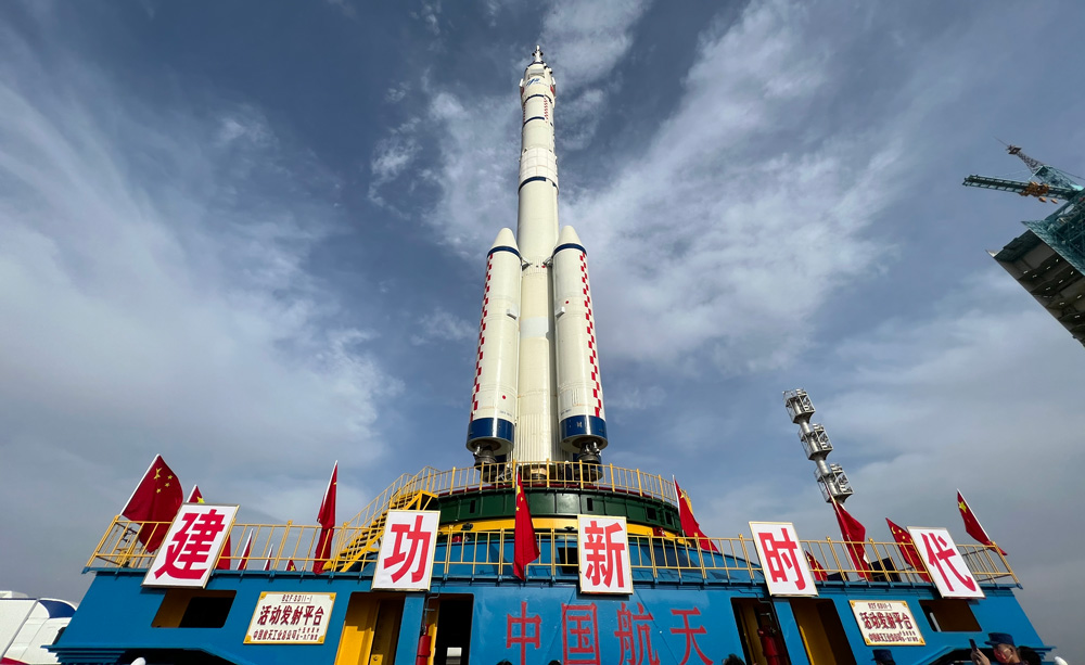 11月21日，神舟十五號船箭組合體在垂直轉運中。張曉寧 攝