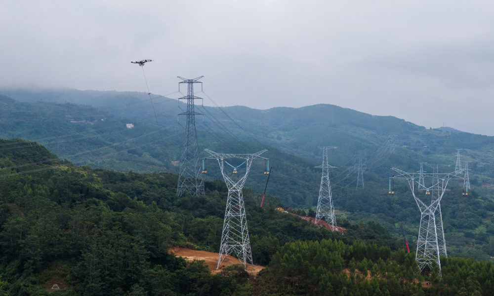 近日，南方電網粵港澳大灣區500千伏外環東段工程（汕尾段）首段展開放線作業。該段線路總長121千米，新建鐵塔240基，全線行使用八分裂導線，這也是南方電網公司首次在500千伏輸電線路上使用八分裂導線，將有效提升電力輸送的安全性和穩定性。 圖為施工現場。