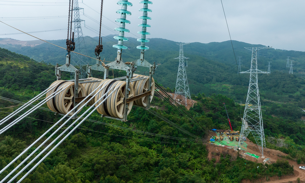 八根導線順利穿過滑車。