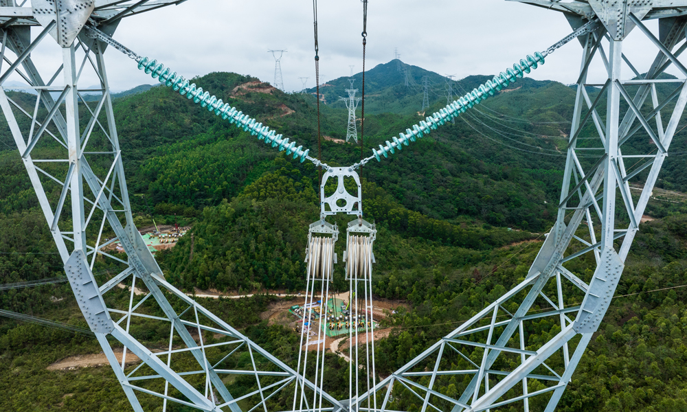 中相的八根導線順利展放。