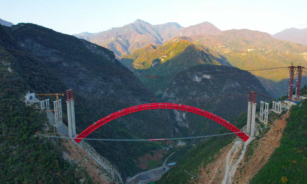 11月28日，由中國鐵建所屬昆侖集團參與投資、中鐵十二局承建的巫鎮高速公路東溪河特大橋主拱合龍，在大巴山深處架起一座連接渝陜兩地的“虹橋鋼管”，標志著這座西南地區最高鋼管拱橋建設取得重大突破。圖為大橋主拱合龍。