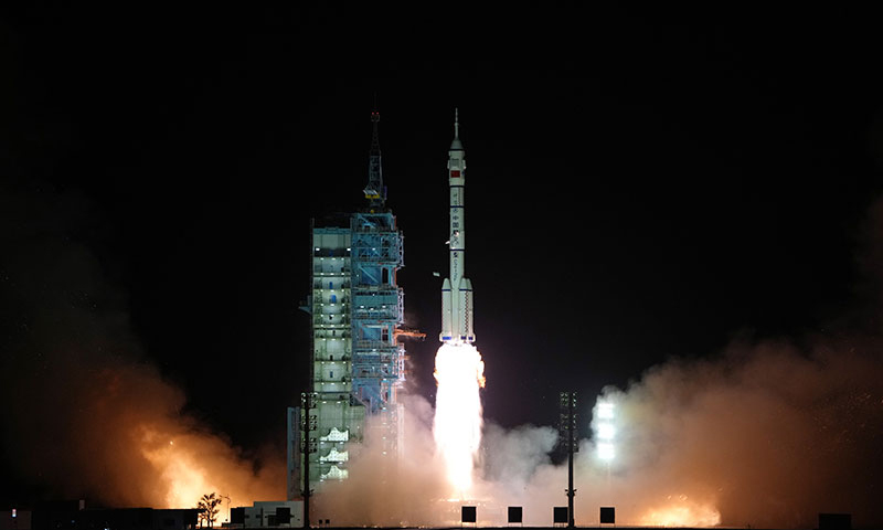 11月29日23時08分，搭載神舟十五號載人飛船的長征二號F遙十五運載火箭在酒泉衛星發射中心點火發射，約10分鐘后，神舟十五號載人飛船與火箭成功分離，進入預定軌道，航天員乘組狀態良好，發射取得圓滿成功。新華社記者 李剛 攝