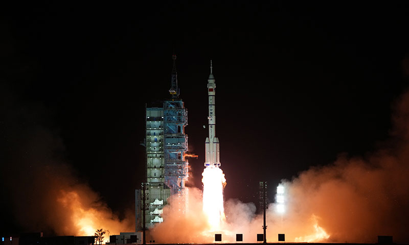 11月29日23時08分，搭載神舟十五號載人飛船的長征二號F遙十五運載火箭在酒泉衛星發射中心點火發射，約10分鐘后，神舟十五號載人飛船與火箭成功分離，進入預定軌道，航天員乘組狀態良好，發射取得圓滿成功。新華社記者 李剛 攝