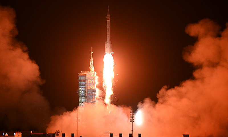 11月29日23時08分，搭載神舟十五號載人飛船的長征二號F遙十五運載火箭在酒泉衛星發射中心點火發射，約10分鐘后，神舟十五號載人飛船與火箭成功分離，進入預定軌道，航天員乘組狀態良好，發射取得圓滿成功。新華社記者 李剛 攝