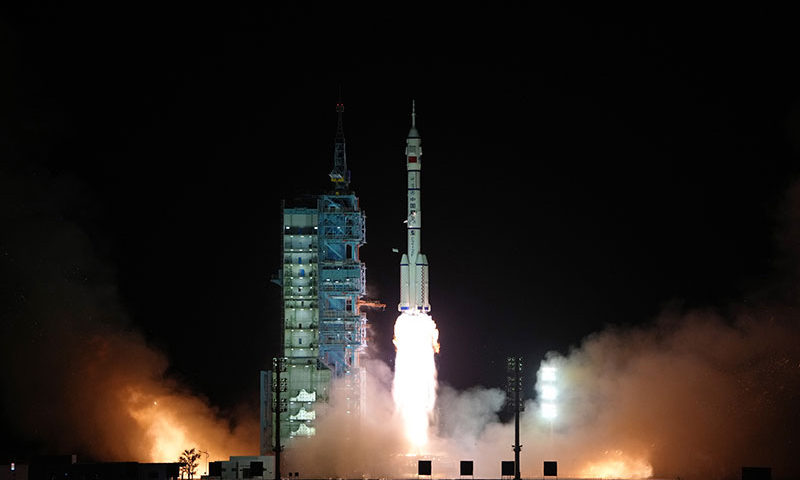 11月29日23時08分，搭載神舟十五號載人飛船的長征二號F遙十五運載火箭在酒泉衛星發射中心點火發射，約10分鐘后，神舟十五號載人飛船與火箭成功分離，進入預定軌道，航天員乘組狀態良好，發射取得圓滿成功。新華社記者 李剛 攝