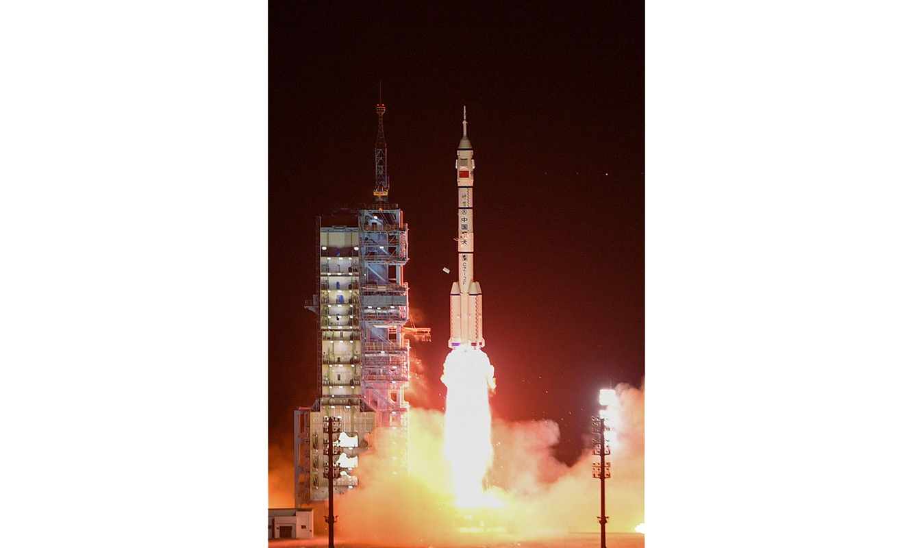 11月29日23時08分，搭載神舟十五號載人飛船的長征二號F遙十五運載火箭在酒泉衛星發射中心點火發射，約10分鐘后，神舟十五號載人飛船與火箭成功分離，進入預定軌道，航天員乘組狀態良好，發射取得圓滿成功。新華社記者 劉磊 攝