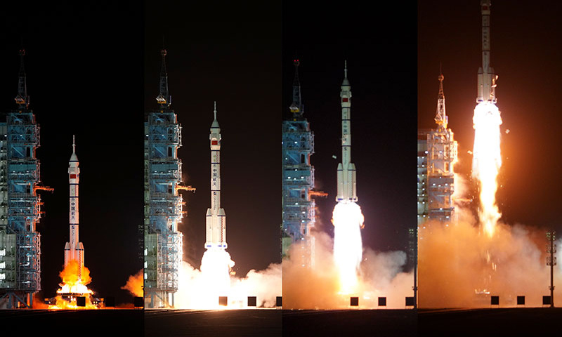 11月29日23時08分，搭載神舟十五號載人飛船的長征二號F遙十五運載火箭在酒泉衛星發射中心點火發射，約10分鐘后，神舟十五號載人飛船與火箭成功分離，進入預定軌道，航天員乘組狀態良好，發射取得圓滿成功。新華社記者 李剛 攝