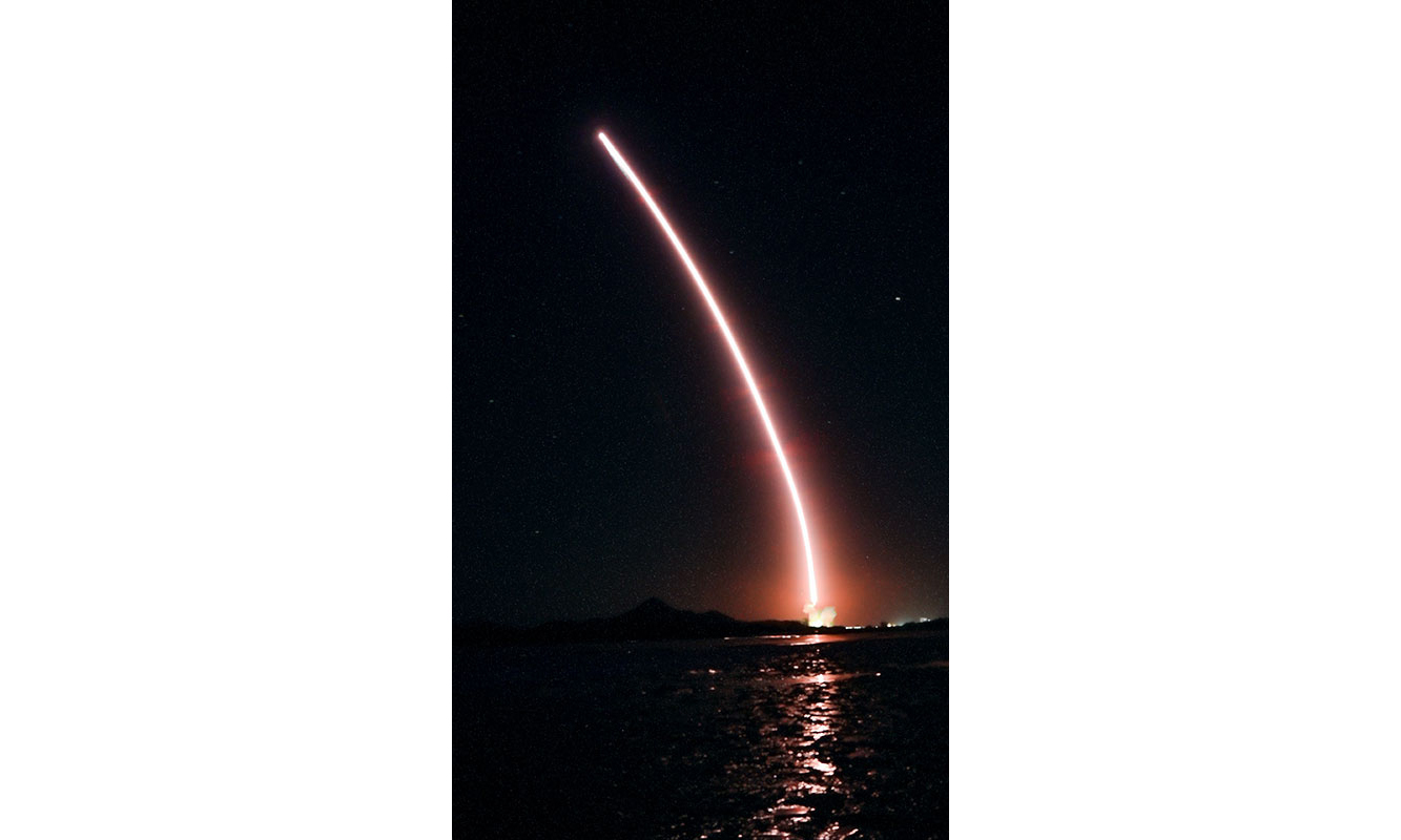 11月29日23時08分，搭載神舟十五號載人飛船的長征二號F遙十五運載火箭在酒泉衛星發射中心點火發射，約10分鐘后，神舟十五號載人飛船與火箭成功分離，進入預定軌道，航天員乘組狀態良好，發射取得圓滿成功。新華社記者 連振 攝