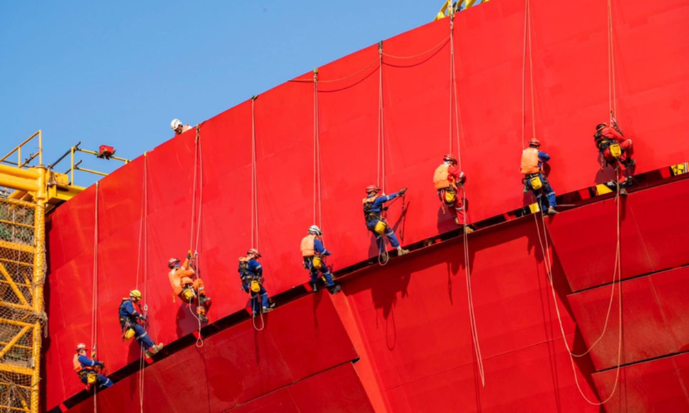 圖為在建造過程中，施工人員對企鵝圓筒型浮式生產儲卸油裝置（FPSO）外立面進行“美顏”。