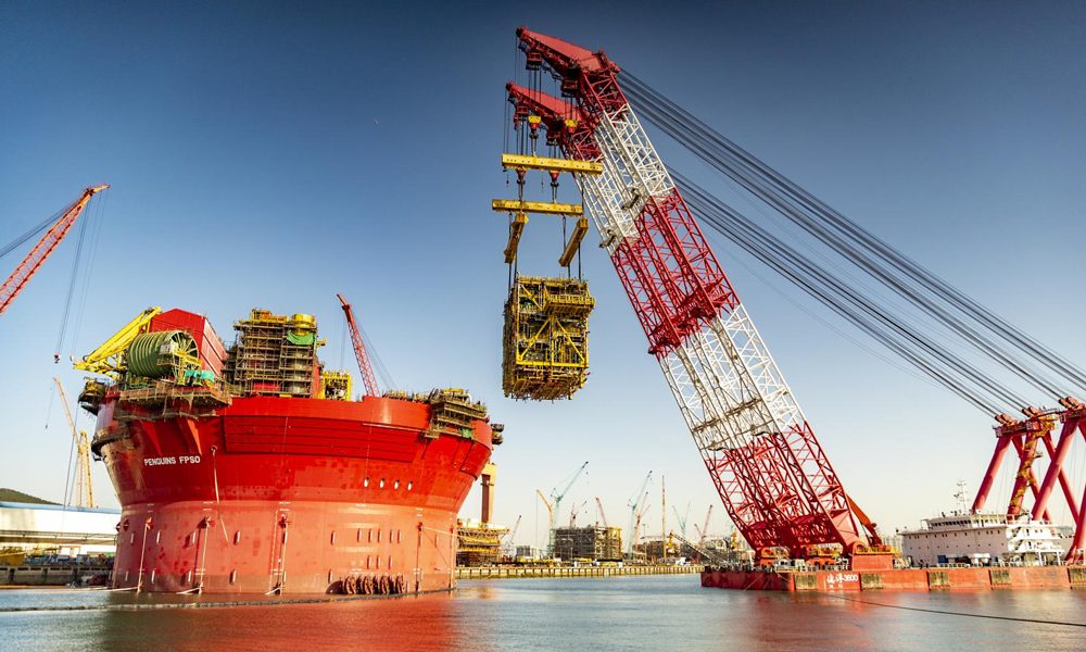 11月29日，由中國海油旗下海洋石油工程股份有限公司為英國業主量身定制的“海上油氣巨無霸”——巨型智能集成化圓筒型浮式生產儲卸油裝置（FPSO）在山東青島順利交付。該裝置整體高度118米，總重約3.2萬噸。
