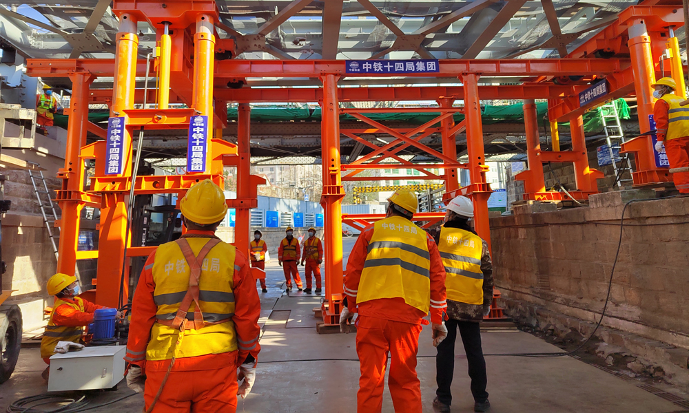 此次移入的4片新梁總重148.4噸，設計使用壽命為100年，隨后在軌枕安裝、線路鋪設、焊軌、大機養護后，膠濟客專海岸路橋將逐級提速后恢復列車運行。圖為建設者研發的新型智能工裝。