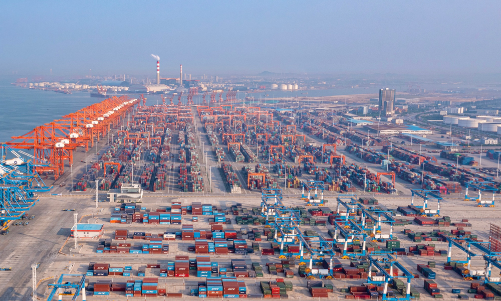 作為西部陸海新通道的重要出海樞紐港，進入第四季度以來，北部灣港欽州港區迎來生產高峰，“樂宜”輪、“海豐聯雅”輪、“海豐澤仁”輪、“金星福克斯”輪等外貿集裝箱船舶一字排開，所有泊位滿負荷作業，全部岸橋投入運行，貨物裝卸緊張有序。