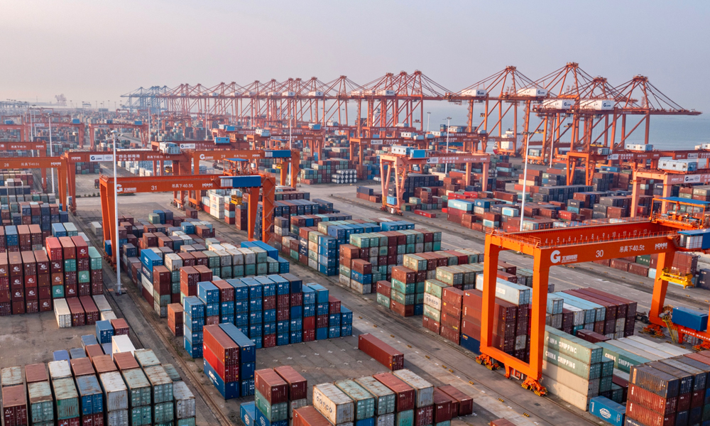 今年1—10月，北部灣港外貿集裝箱吞吐量同比增長26%，外貿進出口貨物吞吐量同比增長3.6%，實現逆勢增長，推動了廣西外貿量穩質升。據南寧海關統計，今年前10月，西部陸海新通道沿線經欽州港口岸進出口值達896.5億元，同比增長99.3%，創歷史新高，同期，對泰國、印度尼西亞等“一帶一路”沿線國家進出口643.5億元，同比增長1.7倍。