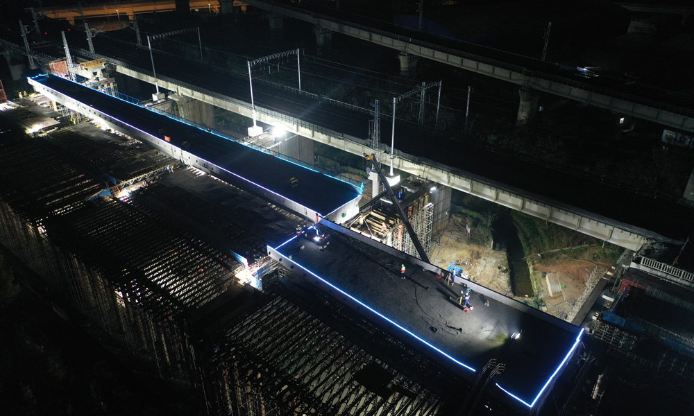 成自高鐵是國家“八橫八縱”高速鐵路網中“京昆通道”的重要組成部分，全長176公里，是四川省首條時速350公里的高速鐵路。建成后，對加快地區融入長江經濟帶發展戰略，推進西部大開發進程，加快區域合作與發展具有重要意義。圖為夜間平移施工。