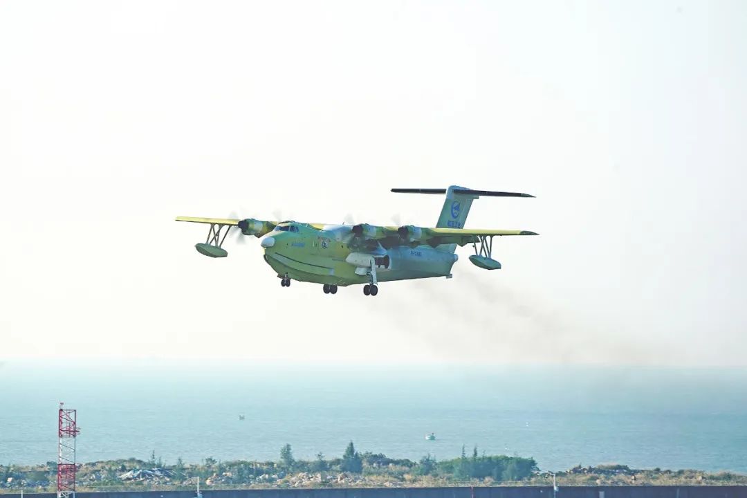 12月9日，由我國航空工業自主研制的大型滅火/水上救援水陸兩棲飛機“鯤龍”AG600M（1006架）在廣東珠海首飛成功。這是2022年以來第三架完成首次飛行試驗的AG600M飛機，航空工業研制全線繼成功完成12噸投汲水功能驗證后，向著2023年6月正式投入實戰使用再次邁進了關鍵一步。