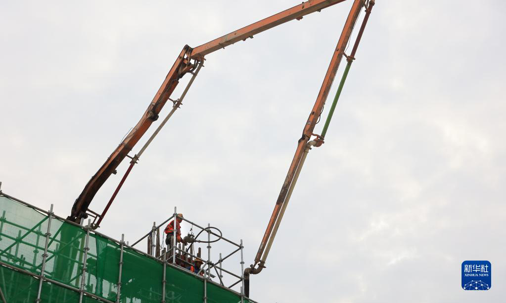 12月12日，工作人員在進行混凝土澆筑。新華社記者 劉續 攝