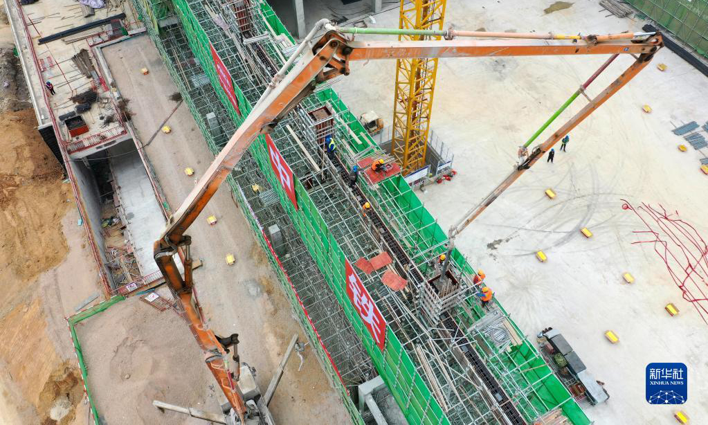 12月12日，工作人員在進行混凝土澆筑（無人機照片）。新華社記者 劉續 攝