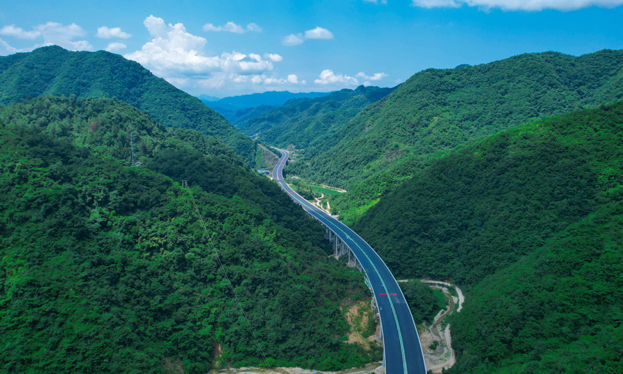 12月9日，中國中鐵旗下中鐵北京局、中鐵隧道局參建的寧陜至石泉高速公路正式通車運營，陜南山區又添一條發展新通道、綠色新通道。