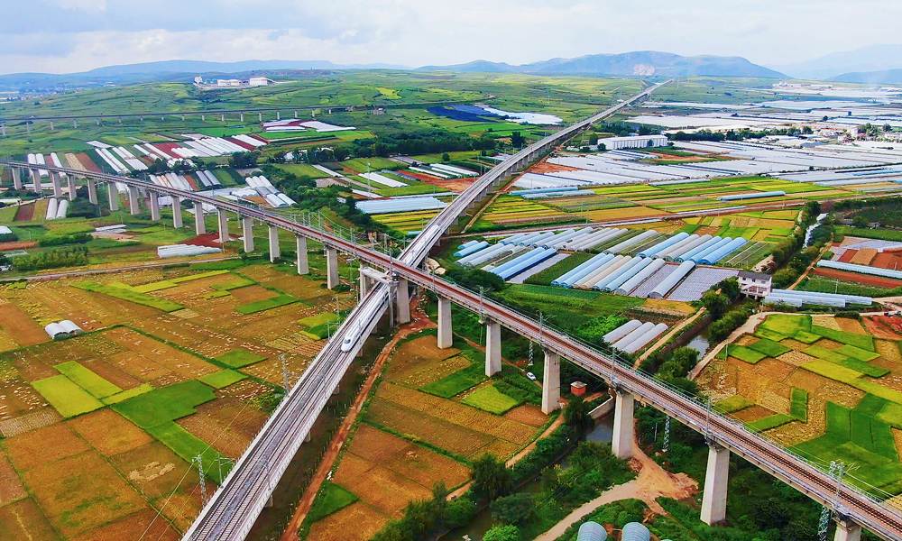 彌蒙高鐵位于云南省紅河哈尼族彝族自治州境內，是我國30個少數民族自治州內的首條城際高鐵，也是泛亞鐵路東通道的重要組成部分。線路北起南寧至昆明高鐵彌勒站，經紅河哈尼族彝族自治州彌勒市、開遠市、蒙自市，南抵蒙自市紅河站，全長106公里，設計時速250公里，全線共設5座車站。橋隧總長48.91公里，占比全線45.8%，是我國西南地區橋隧比較低的復雜艱險山區高速鐵路。