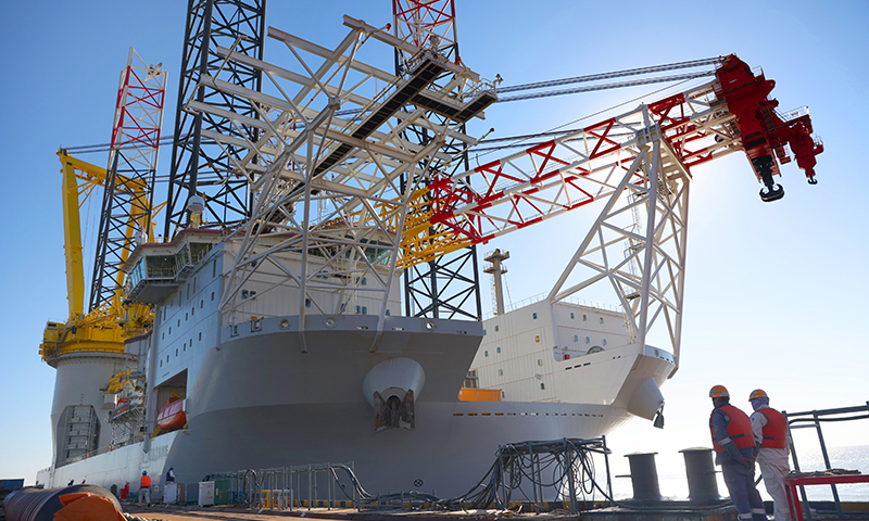 12月20日，由江蘇啟東中遠海運海工為國外客戶訂制的N966自升式風電安裝船交付啟航。據介紹，該船主吊機起重能力超過3200噸，最大吊高達325米，最大作業水深超過80米，有效載荷超過16000噸，達到歐五排放標準。新華社發（許叢軍 攝）