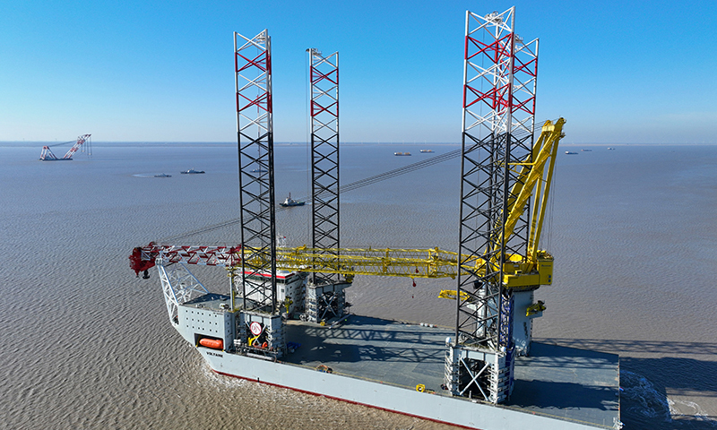 12月20日拍攝的交付起航的3000噸級自升式風電安裝船（無人機照片）。新華社發（許叢軍 攝）